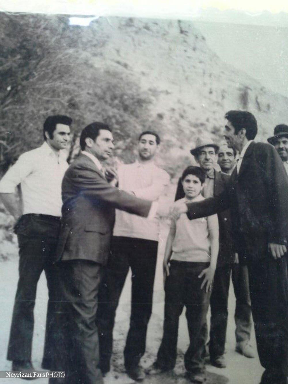 جمعی از اهالی شناخته شده نیریز اوایل دهه 1350 خورشیدی ( حدود 52 سال پیش) جمعی از اهالی شناخته شده نیریز اوایل دهه 1350 خورشیدی ( حدود 52 سال پیش)