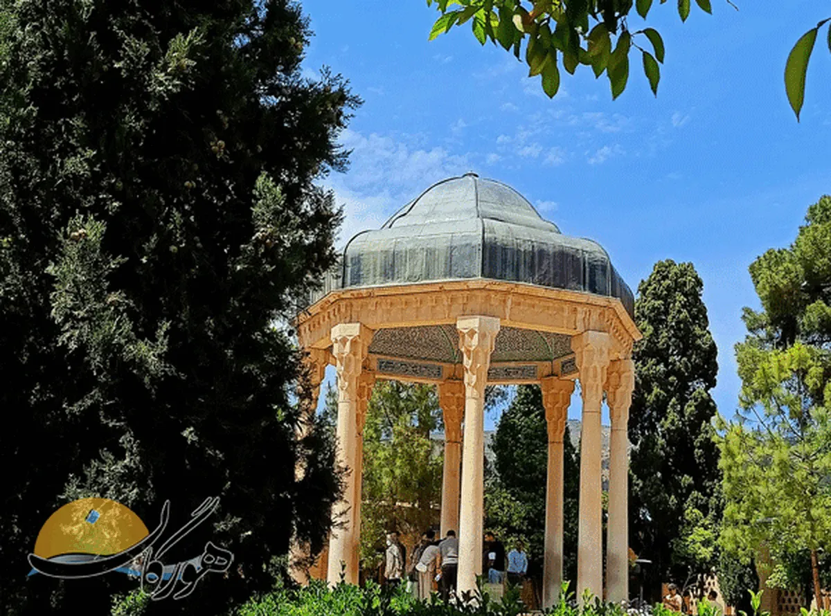 حافظیه شیراز در یک روز اردی‌بهشتی