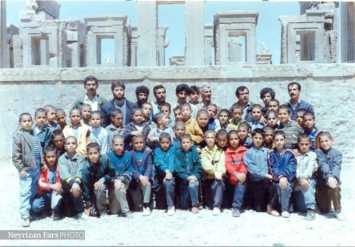 سفر دانش‌آموزان دبستان فرهنگ اسلامی نی‌ریز به تخت‌جمشید