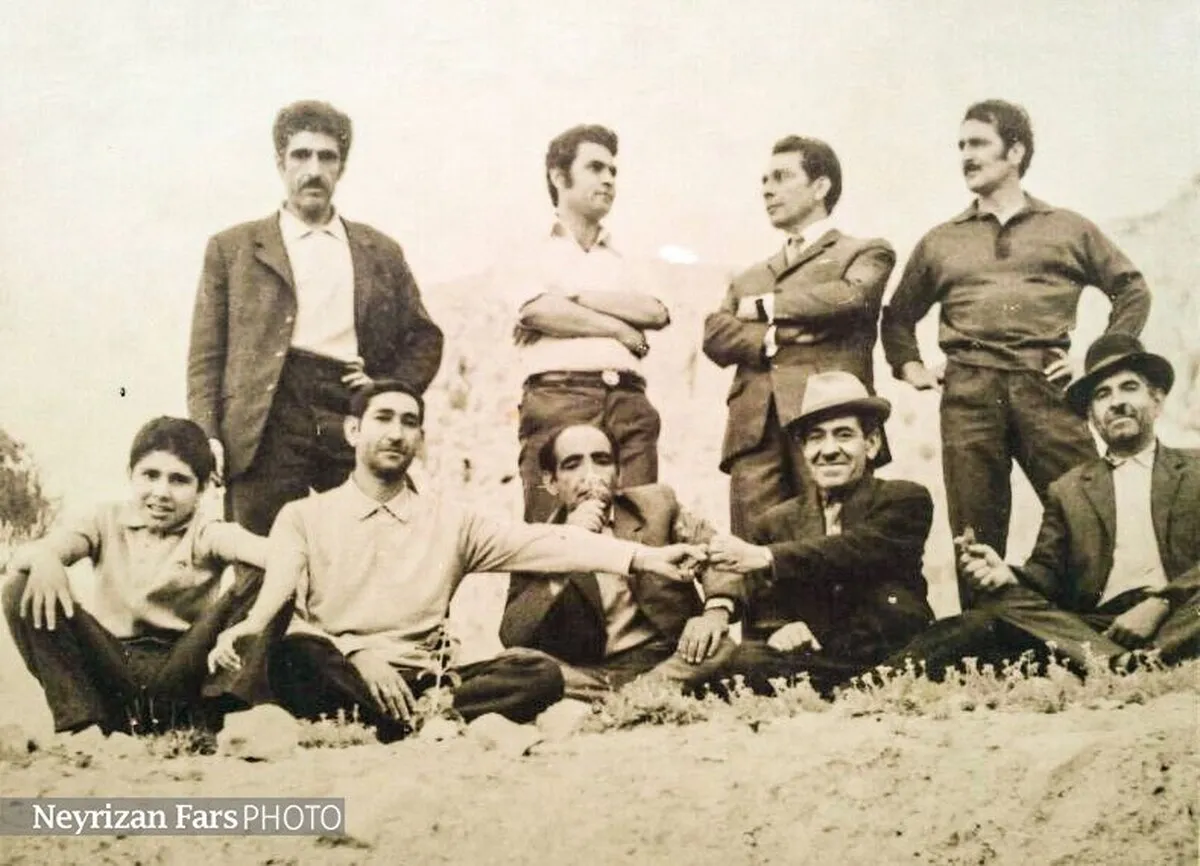 جمعی از اهالی شناخته شده نی‌ریز  اوایل دهه 1350 خورشیدی ( حدود 52 سال پیش)
