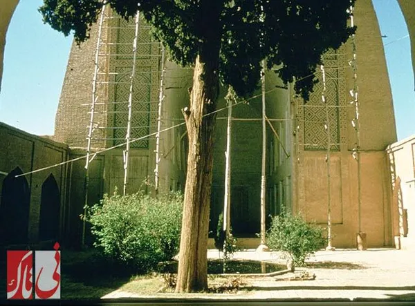 مسجد جامع کبیر نی&zwnj;ریز از نمای دوربین یک جهانگرد اروپایی