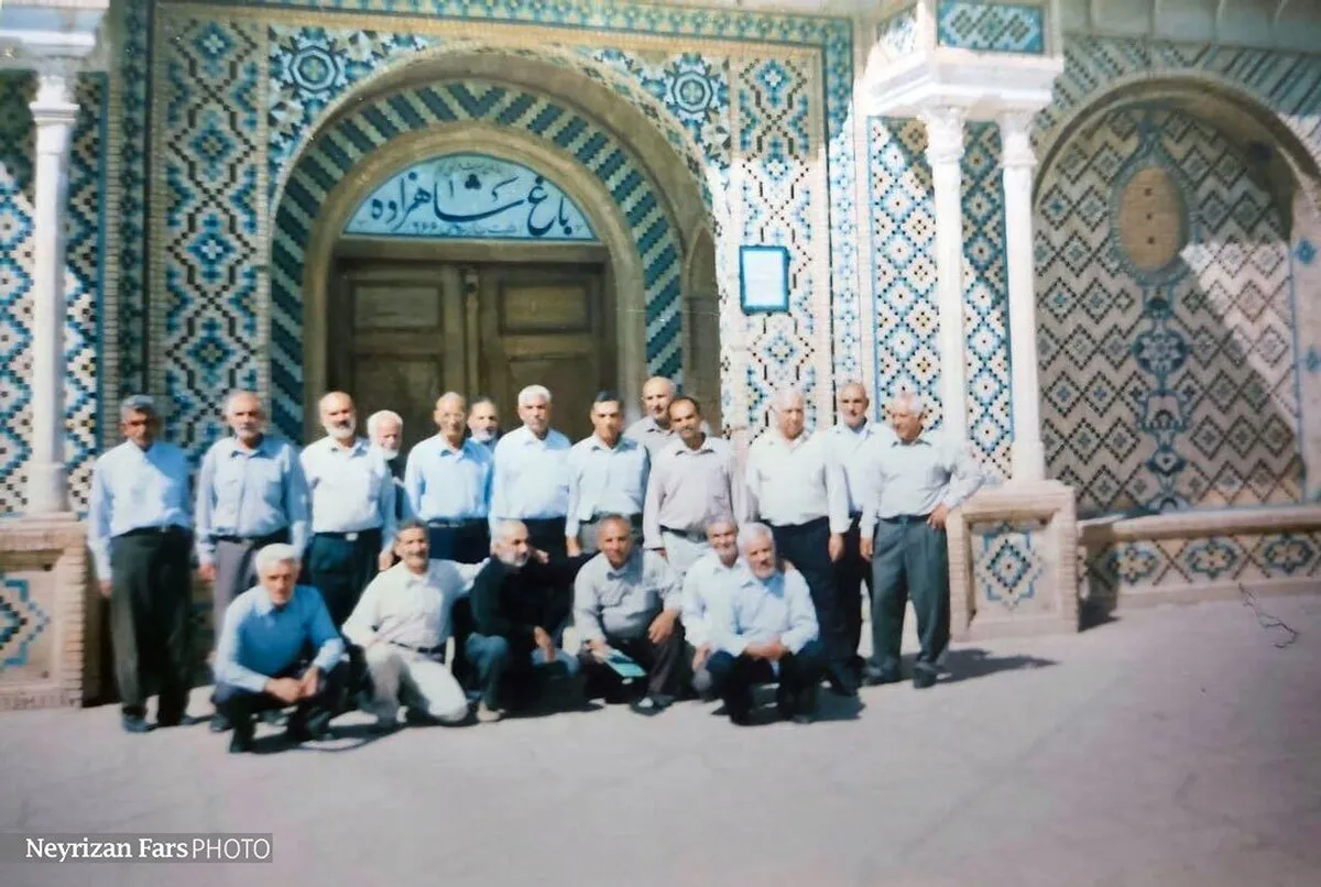 اعضای کانون فرزانگان نی ریز  در باغ شاهزاده کرمان / سال 1383